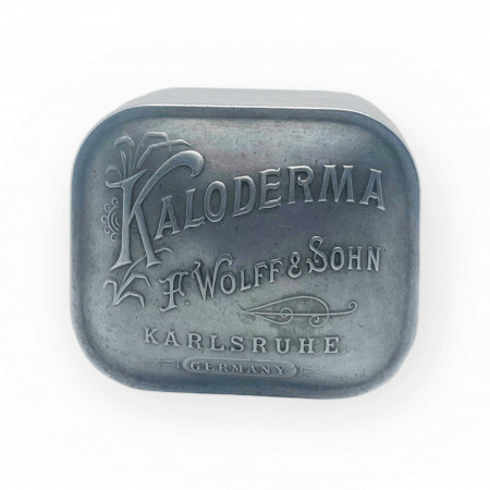 1920ca * Boite,Pot en Étain "Kaloderma - F.Wolff & Sohn Karlsruhe Germany - Soap Box" (B)